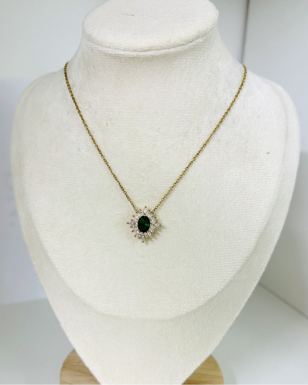 GREEN STONE NECKLACE