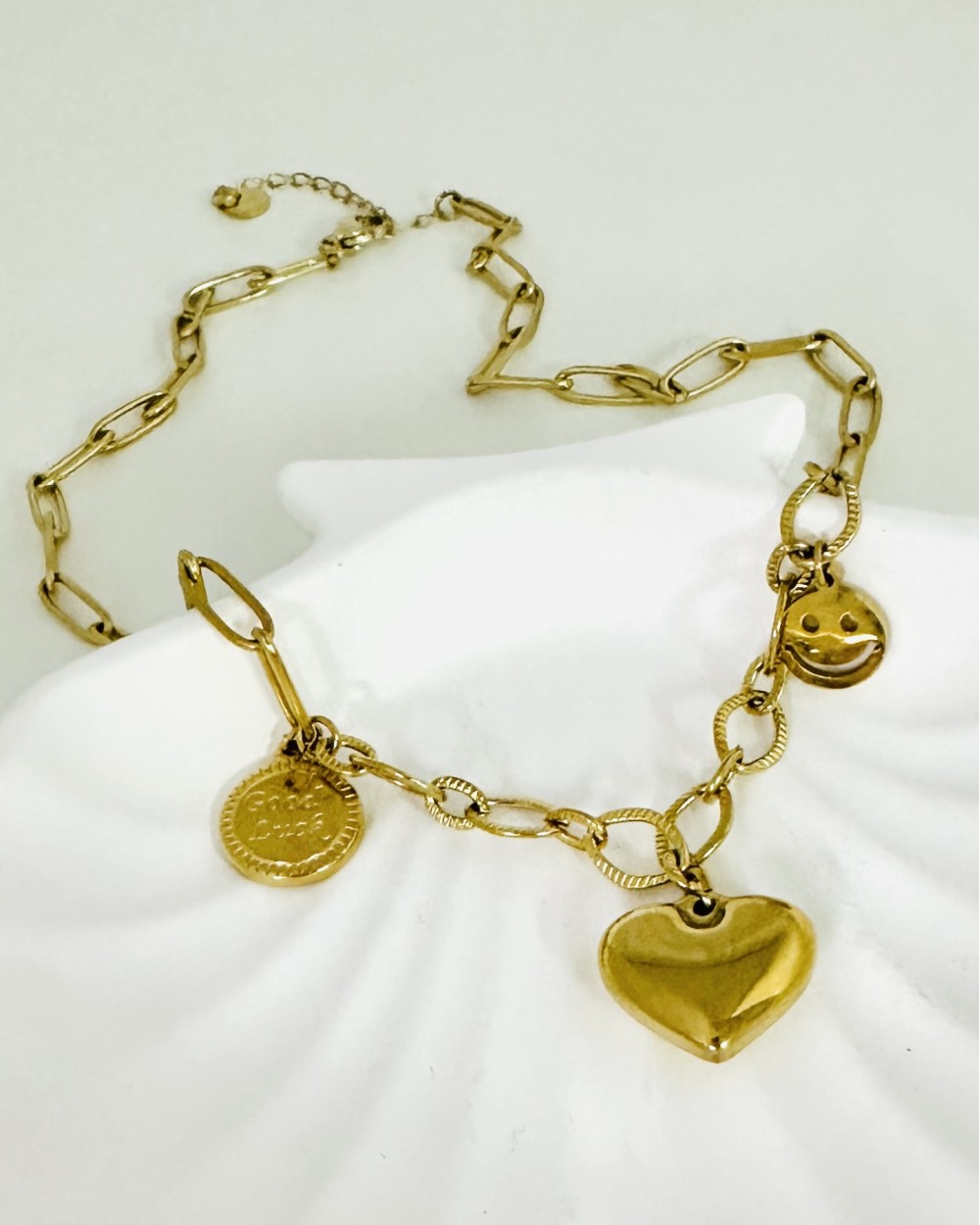 GOLDEN CHAIN NECKLACE