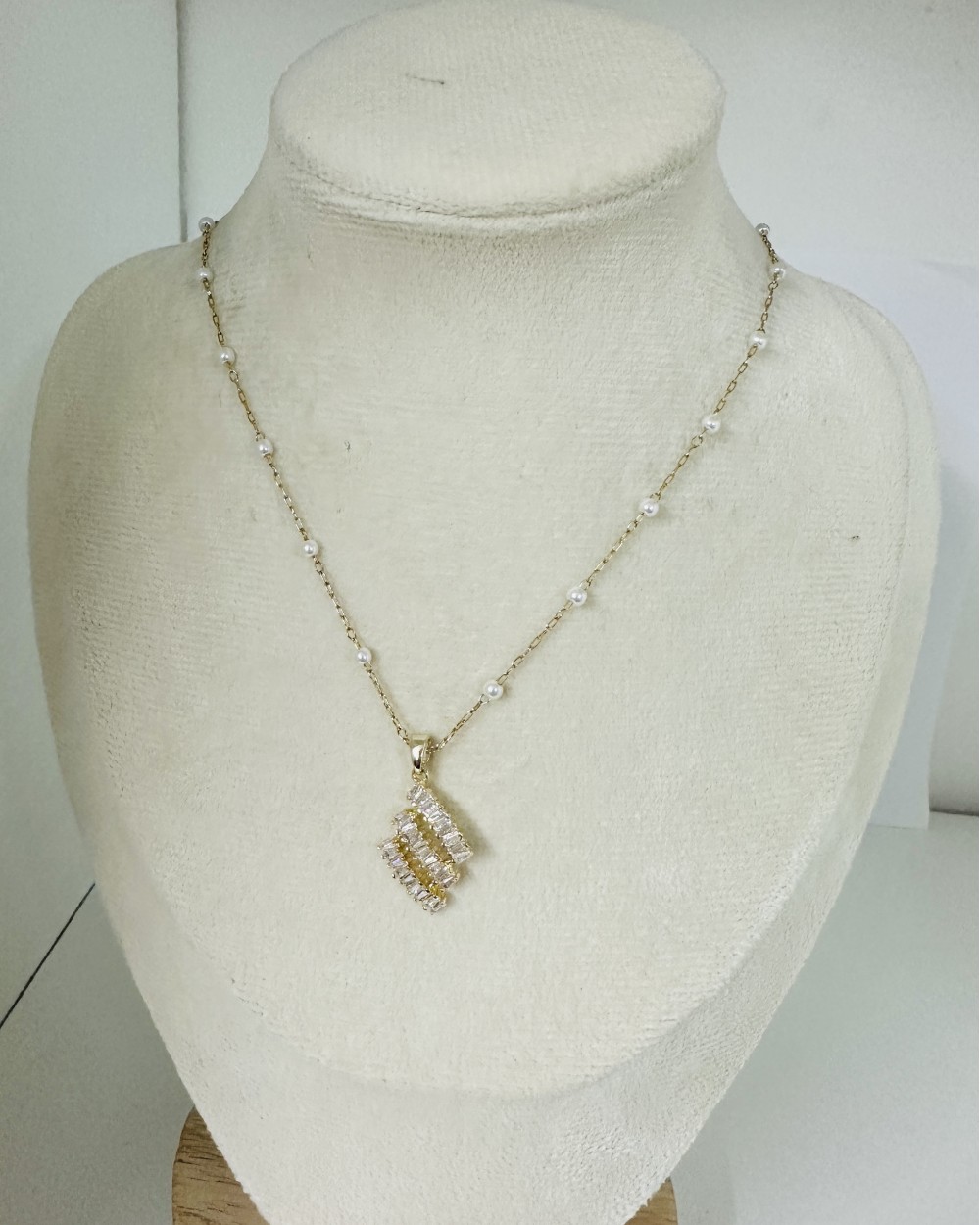GOLDEN SHINY NECKLACE