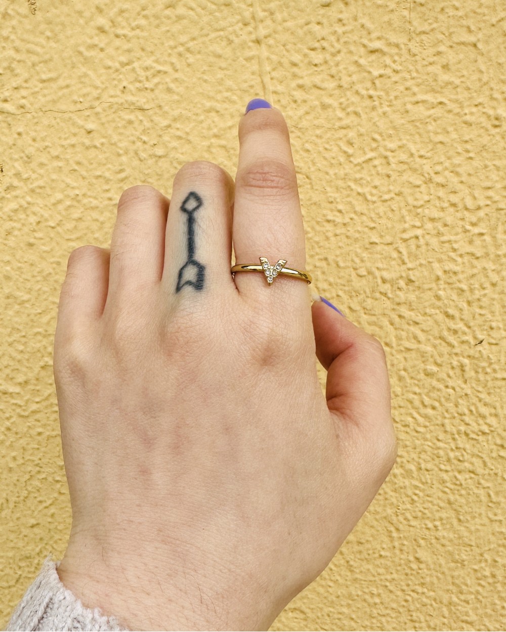 “V“ DESIGN GOLDEN RING