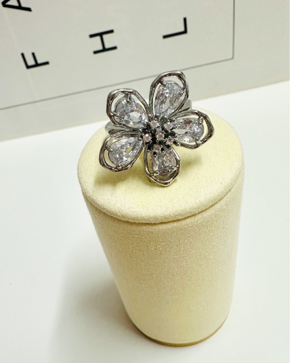 SHINY FLOWER RING